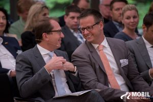 Verkehrsminister Dobrindt und Dr. Haberland, Präsident des Automobilclubs Mobil in Deutschland e.V. im Gespräch