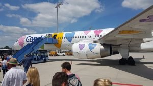 Condor Flugzeug mit buntem Druck