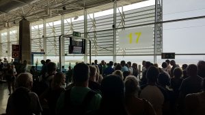 Menschen am Flughafen