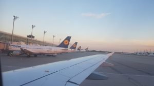 Ausblick aus einem Flugzeugfenster auf den Münchner Flughafen, Lufthansa