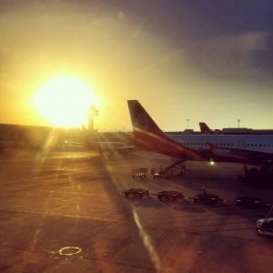 Ausblick über Münchner Flughafen in Abendsonne