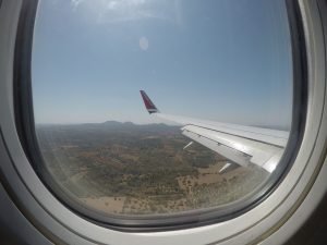 Ausblick aus einem Flugzeugfenster