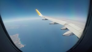 Ausblick aus einem Flugzeugfenster