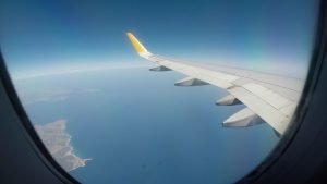 Blick aus einem Flugzeugfenster