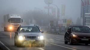 Vorsicht bei nassen und glatten Straßen