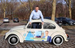 Dr. Haberland auf dem VW Käfer Wahlmobil