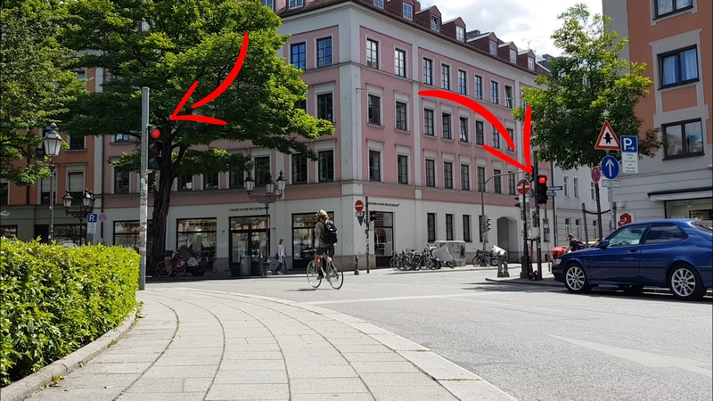 Radfahrer überfährt rote Ampel am Gärtnerplatz in München